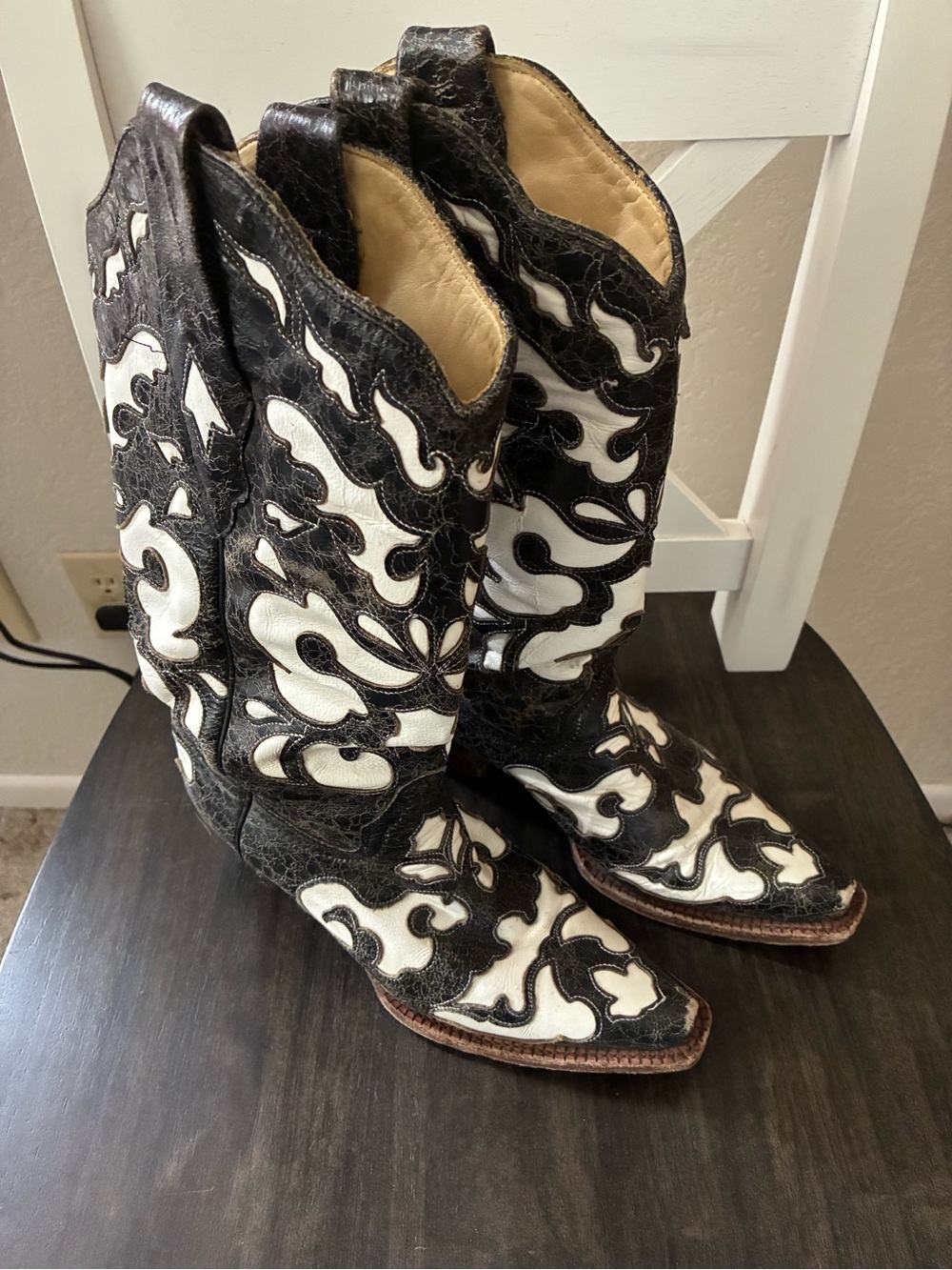 Women’s Black and White Leather Heeled Corral Vintage Cowboy Boots 6.5
